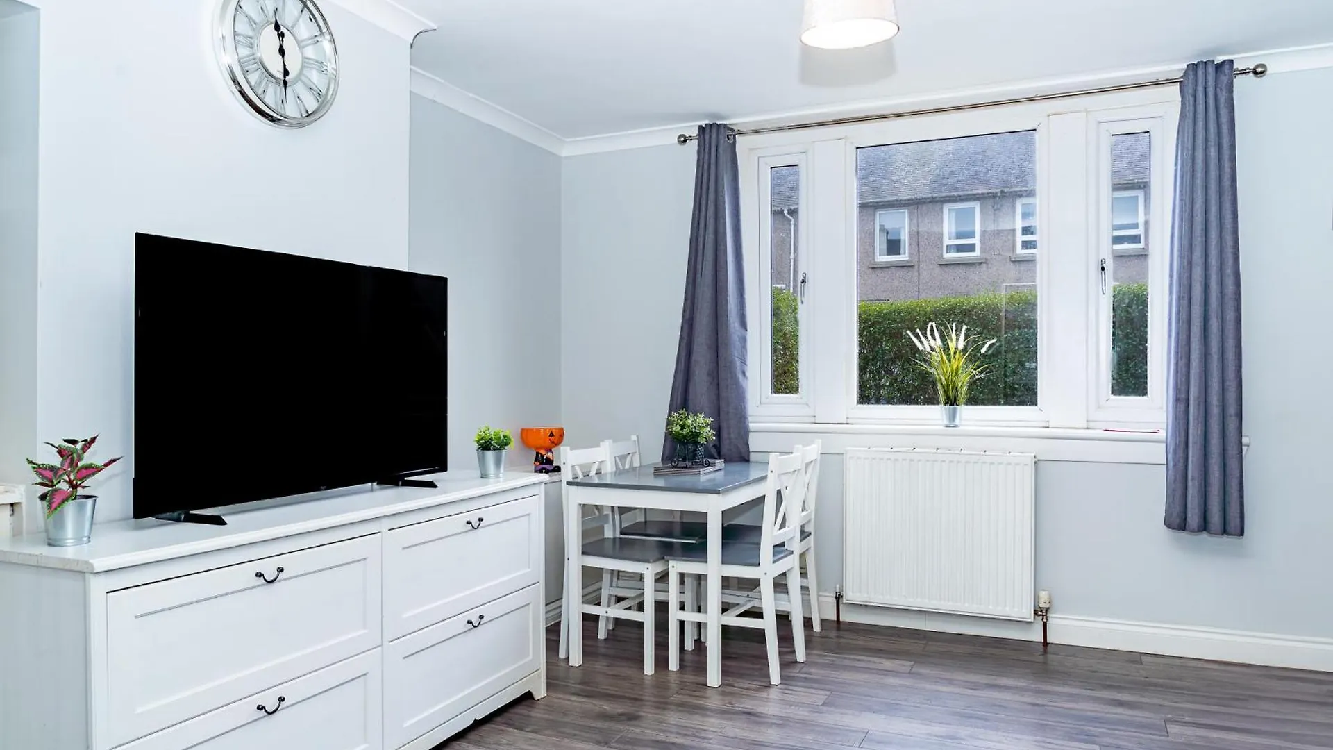 Luxury 2-Bed Townhouse With Free Parking, Near City Edinburgh